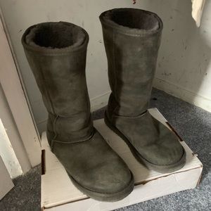 Woman’s boots size 9. Gray